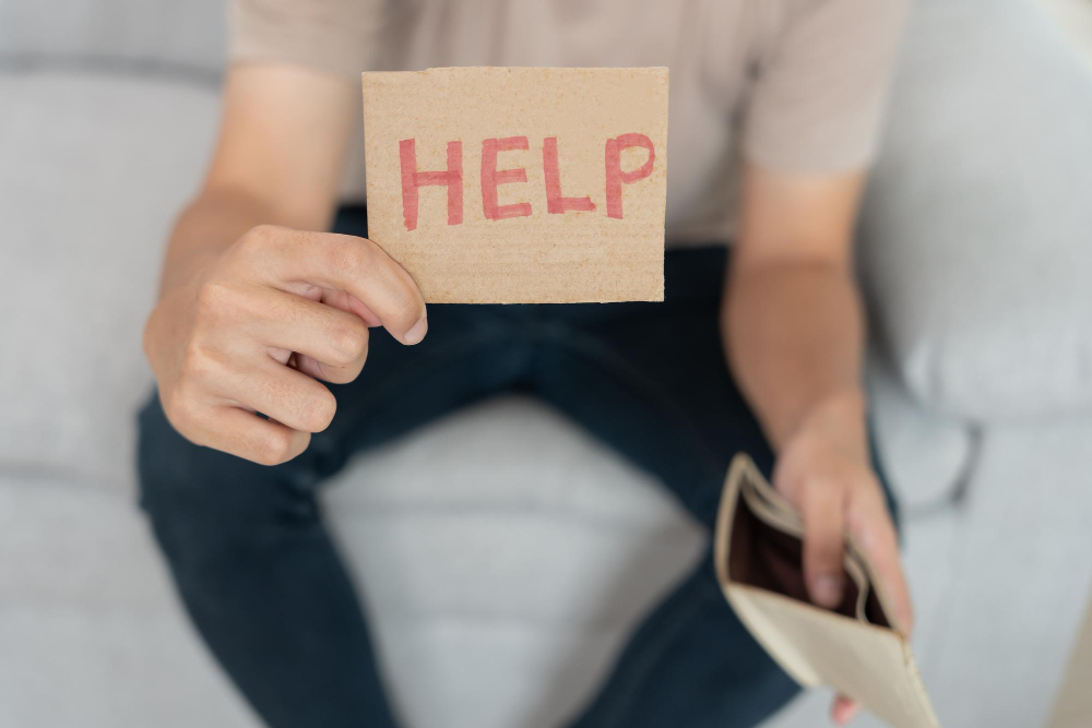 Человек с табличкой «HELP» — обращение за психологической помощью